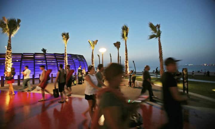 Rund 85 Prozent von Dubais Bevölkerung kommt aus dem Ausland: Es wird geschätzt, dass nur rund 10 bis 15 Prozent der Menschen, die in Dubai leben, tatsächlich einheimische Emiratis sind. Bei den restlichen 85 Prozent handelt es sich um Auswanderer aus aller Welt. Viele sind Arbeiter aus Indien, Pakistan oder Bangladesch. Aber auch reiche Geschäftsmänner haben ihren Wohnsitz aufgrund der günstigen Steuerpolitik nach Dubai verlegt.