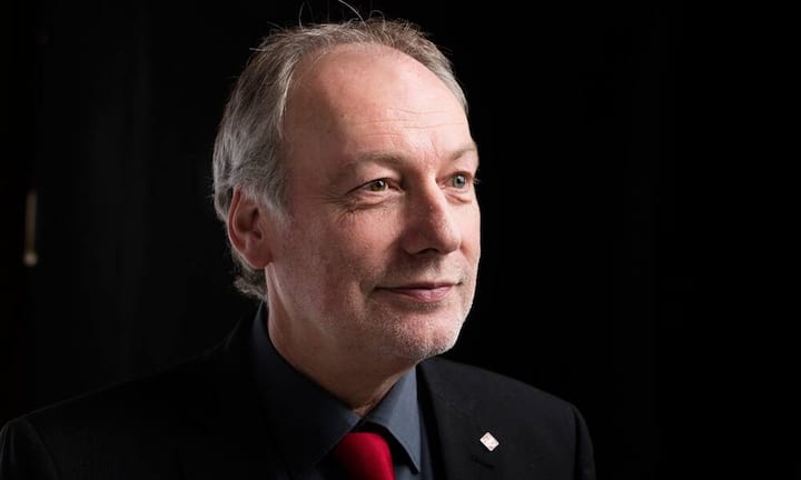 Als Präsident des Verwaltungsrats beim Flughafen Zürich hat Schmid in Thomas Hardegger einen weiteren Gegenspieler. Hardegger ist SP-Nationalrat, Gemeindepräsident im Flughafen-nahen Rümlang und Präsident des Schutzverbandes der Bevölkerung um den Flughafen Zürich. Er liegt mit Schmid bezüglich Fluglärm im Clinch.