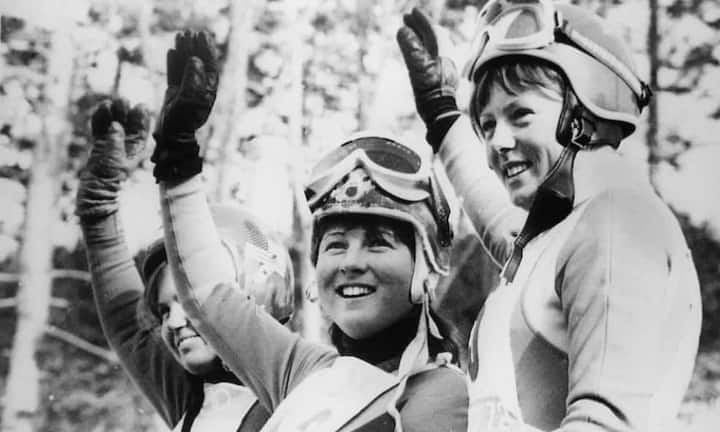 Marie-Theres Nadig (Mitte) holte 1972, kurz vor ihrem achtzehnten Geburtstag, völlig überraschend Gold in Abfahrt und Riesenslalom.