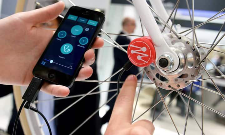 Die sogenannten «Mogees» verwandeln jede Oberfläche in ein Musikinstrument. Dazu erfasst der Vibrationssensor die akustischen Eigenschaften des Objekts und lässt sie per App in ein Tonspektrum umwandeln.