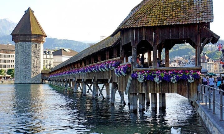 Platz 4: LuzernAuch heuer liegt Luzern einen Rang vor der Bundesstadt, und dies nicht nur wegen der Steuern, sondern auch wegen des höheren Wachstums und der grösseren Erholungsräume (Vorjahr Platz 3).
Bild: Flickr/CC/Dennis Jarvis
