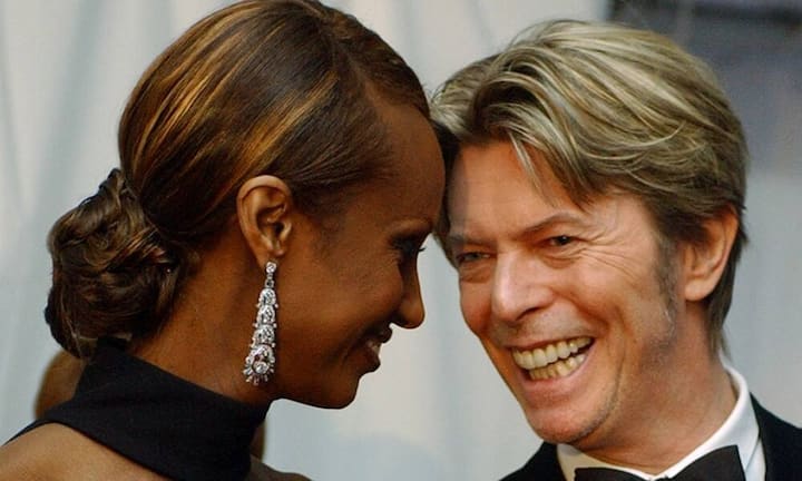 Bowie war auch als Schauspieler und Maler tätig. Im Science-Fiction-Film «Der Mann, der vom Himmel fiel» mimte er 1976 die Hauptrolle. Zudem produzierte er, etwa Lou Reeds weltbekanntes Album «Transformer».