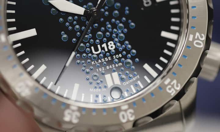 Das glänzende Zifferblatt der 44 Millimeter grossen U18 zeigt, dass das 1973 in Dienst gestellte U-Boot U18 in 38 Jahren Dienstzeit stolze 192’842 Seemeilen zurückgelegt hat (und dass das bis 2000 Meter wasserdichte Spitzenmodell auch über die Ar-Trockenhaltetechnik des Herstellers verfügt).