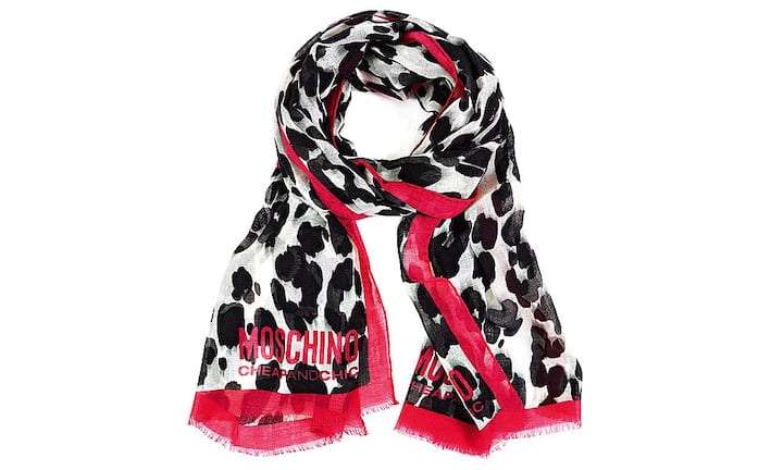 Moschino: Schal Leoprint bei Komplementair in Zürich, 219 Franken.
