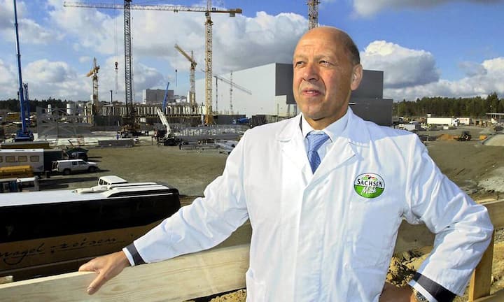 Das sind 2016 die Reichsten der Region Zürich:
Platz 3: Theo MüllerDer Deutsche Molkereimeister Theo Müller, alleiniger Gesellschafter der Unternehmensgruppe Müller (Müller-Milch), hält unverändert den dritten Platz. Sein Vermögen konnte er um 500 Millionen auf 4,5 bis Milliarden steigern. Keystone