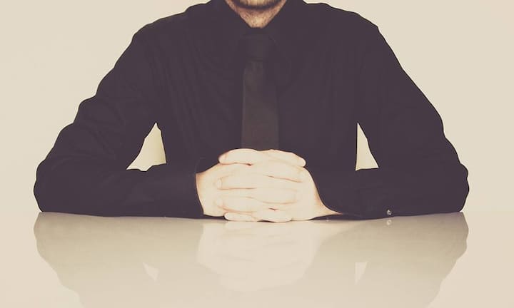 In Lohnverhandlungen ist die richtige Wortwahl entscheidend. Auf diese Ausdrücke sollte man hingegen verzichten: