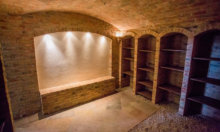 ...Weinkeller mit historischem Kellergewölbe. Den Preis erfährt man auf Anfrage.
Quelle und Bilder