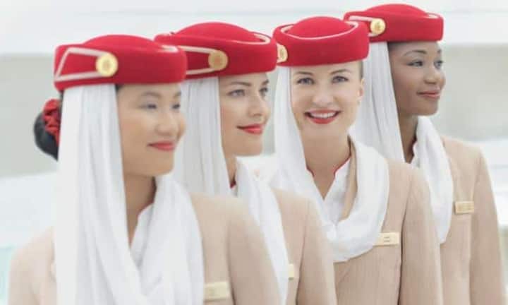 Er nimmt eher die prägnante Uniform der Emirates-Angestellten wahr.