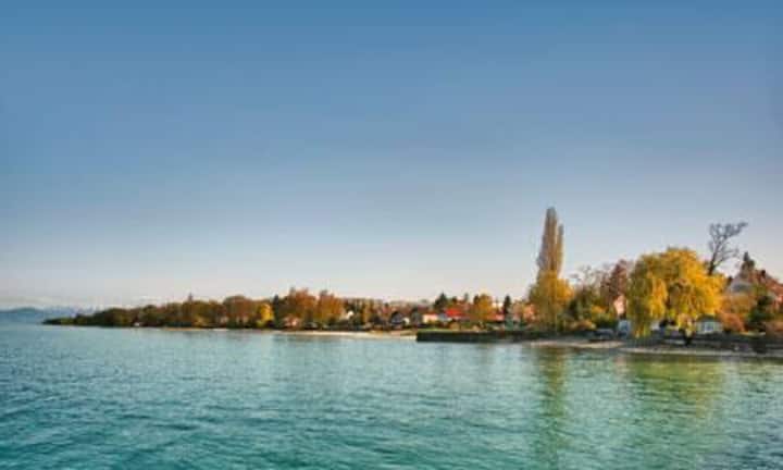 Uttwil am Bodensee: Die Thurgauer Gemeinde überzeugt mit relativ tiefen Steuern, guter Infrastruktur undVerkehrsanbindung – und ist erst noch sonnig gelegen. Preis pro Quadratmeter: 8600 Franken.