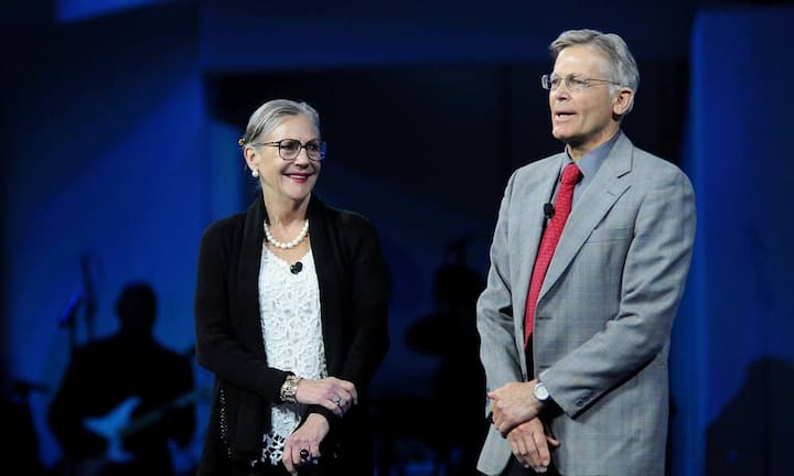 Platz 9: Jim WaltonAuch die Waltons, Mitglieder der Gründer-Familie des US-Handelskonzerns Wal-Mart, schaffen es erneut auf die vorderen Ränge. Ganz vorne Jim Walton (im Bild zusammen mit seiner Schwester Alice Walton), der jüngste Sohn des Wal-Mart-Gründers Sam Walton. Sein Vermögen: 33,7 Milliarden Dollar.