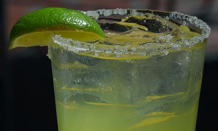 Die Kalorienbombe schlechthin ist der Margarita. Die Tequila-, Cointreau- und Zitronensaftmischung bringt es auf 850 Kalorien. (Bild: wikimedia/jon sullivan/CC)