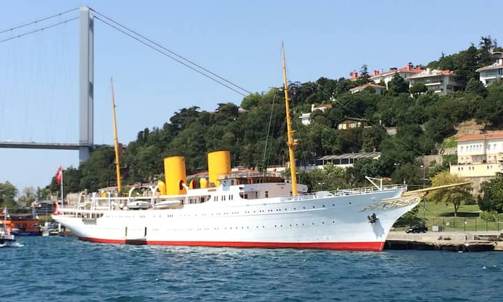 Das sind die grössten Luxusjachten der Welt:Platz 17: Savarona — 124 Meter Diese historische Jacht wurde 1937 für Emily Roebling Cadwalader gebaut. Im Jahr 1989 wurde sie von der Türkei für den Präsidenten gekauft und für 35 Millionen Dollar restauriert. DFSM1992/Wikimedia/CC