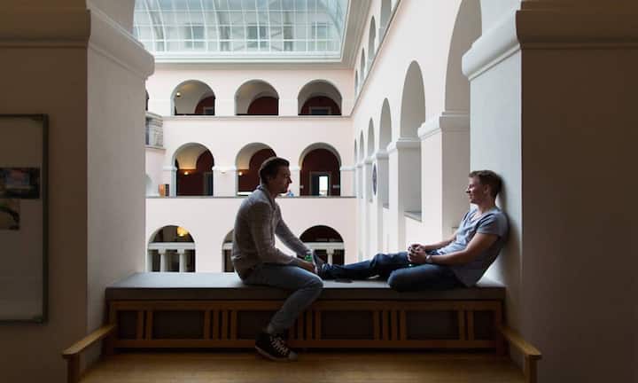 Die optimale Vorsorge: Die beste Vorsorge ist eine gute Ausbildung. Spätestens mit 21 muss man in die AHV einzahlen. Der Mindestbetrag für ein AHV-Jahr liegt bei nur 478 Franken. Es ist jedoch ein jährliches Einkommen von ungefähr 5000 Franken notwendig. Ist das Einkommen später höher, lassen sich Lücken nur für die letzten fünf Jahre schliessen…