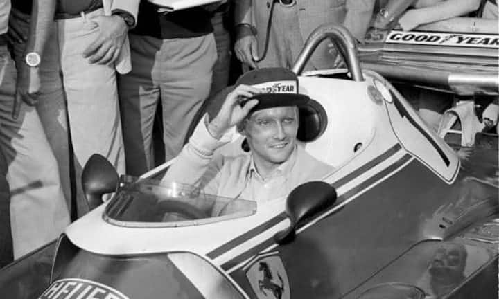 «Ich habe in der Formel 1 insgesamt 12 Millionen Euro verdient. Der Michael Schumacher hat in einem Jahr 40 Millionen verdient. Na logisch wäre ich gern später auf die Welt gekommen.»