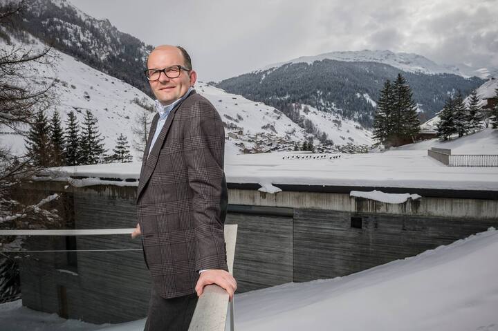 Investor Remo Stoffel fotografiert am 8. MÃ¤rz 2016 im Hotel Therme in Vals. Bild Yanik BÃ¼rkli
