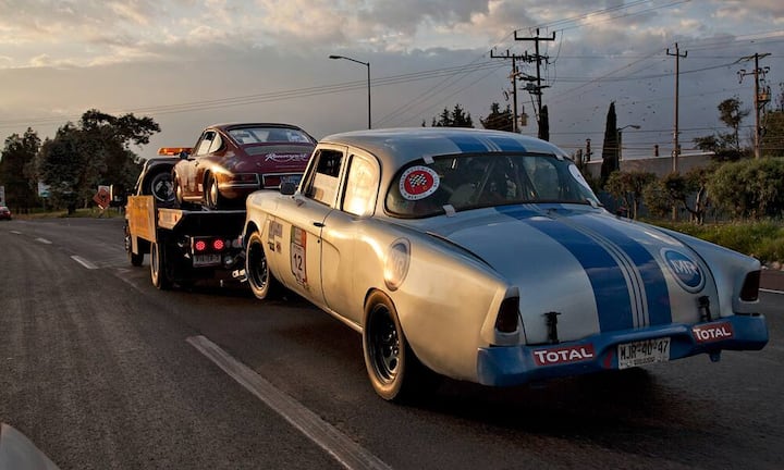 Pannen und Unfälle gehören bei der «Pan Am» dazu. Hier werden ein Porsche und ein Studebaker abgeschleppt.