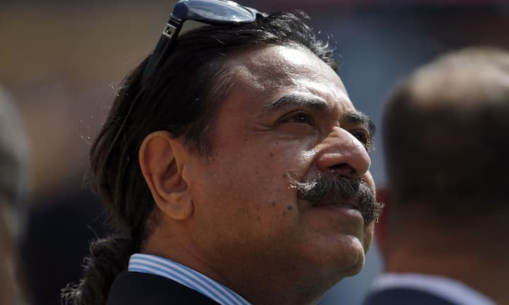 Shahid Khan kam von Pakistan in die USA, um an der University of Illinois zu studieren. Mit einem Job als Tellerwäscher hielt er sich über Wasser. Sein damaliger Lohn: 1,20 Dollar die Stunde. Heute zählt er zu den reichsten Menschen der Welt. Er leitet das US-amerikanische Unternehmen Flex-n-gate. Zudem gehören ihm unter anderem der US-amerikanische Footballverein Jacksonville Jaguars und der englische Fußballverein FC Fulham. Sein Vermögen: 4,4 Milliarden Dollar.