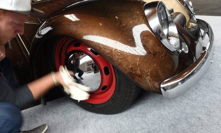 Im Beispiel wird von einem Musterauto ausgegangen, dessen Neupreis 35'000 Franken beträgt und das jährlich 15'000 Kilometer fährt. Die jährlichen Kosten betragen stolze 11'027 Franken. Diverse Ausgaben wie Steuern, Pflege usw. haben einen Anteil von 6,2 Prozent. Nur geringfügig höher sind die Kosten für ...