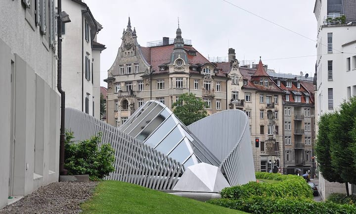 Besonders gut vertreten ist der Architekt in St. Gallen. Das Dach der Notrufzentrale erinnert in seiner Struktur an ein Skelett – ein Element, das bei Calatrava immer wieder auftaucht, beispielsweise auch bei der gigantischen U-Bahn-Station World Trade Center in New York.
Andreas Praefcke/CC/Wikimedia