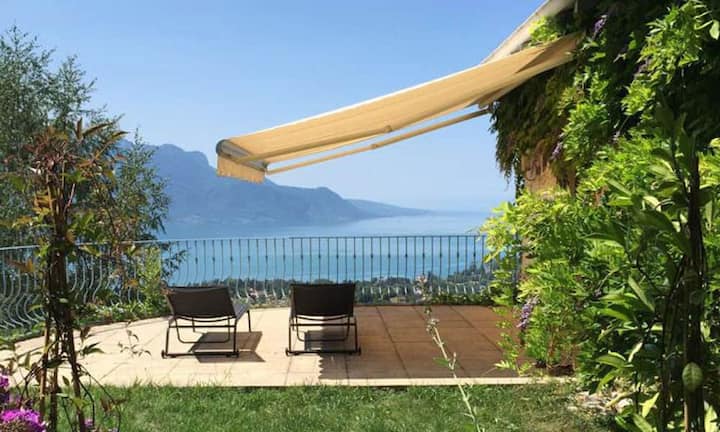 Die 6,5 Zimmer-Villa oberhalb von Montreux bietet auf 1'300 Quadratmetern Grundstück und 200 Quadratmetern Wohnfläche viel Privatsphäre.