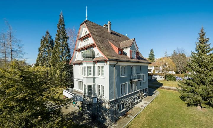 Das Grundstück im Appenzell erstreckt sich über 1435 m², wobei die Wohnfläche über 243 m² verfügt.