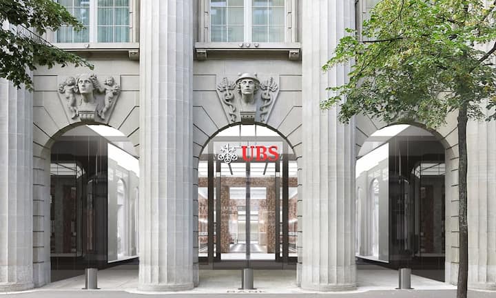Bei der UBS wird seit Herbst 2015 bis Ende 2018 der 1916 erbaute und 1953 erweiterte Hauptsitz an der Bahnhofstrasse saniert und modernisiert. Ausgangspunkt für das Projekt sei die bestehende Architektur mit der prägenden Fassade und den historischen Räumen.