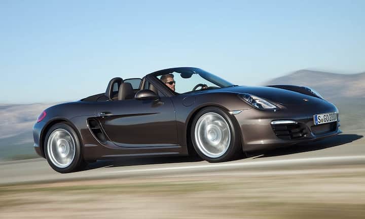 Neun Sekunden – so lange braucht die zweite Boxster-Generation, um sich oben freizumachen. Der Frischluft-Effekt multipliziert das Erleben der dargebotenen Fahrdynamik: Der kleine Porsche spurtet in der Basisversion (265 PS) in 5,8 Sekunden auf Tempo 100; das 315 PS starke S-Modell schafft es in 5,1 Sekunden. Der Einstiegs-Porsche kostet ab 65'300 Franken, wird aber selten ohne teure Extras bestellt. Sein einzig ernsthafter Konkurrent heisst Jaguar F-Type.