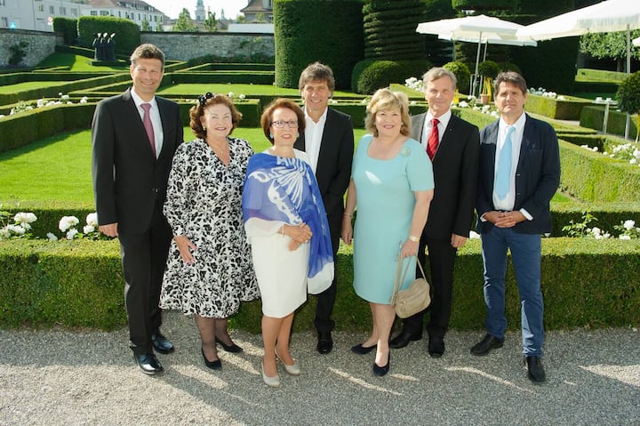 Daniel Borer, Stiftungspräsident, W.A. de Vigier Stifung; Jeanette de Vigier, Ehrenmitglied des Stiftungsrates; Norah de Vigier; André Lüthi, CEO, Globetrotter; Anne Sweetbaum-de Vigier, Ehrenmitglied des Stiftungsrates; Beat Graf, Vizepräsident der W.A. de Vigier-Stiftung; Jean-Piere Vuilleumier, Geschäftsleitung der W.A. de Vigier-Stiftung.