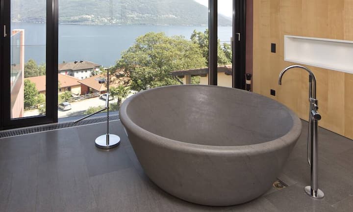 Die spektakuläre Seesicht kann auch aus der Rundwanne genossen werden. (Quelle/Bilder: 
Engel & Völkers)