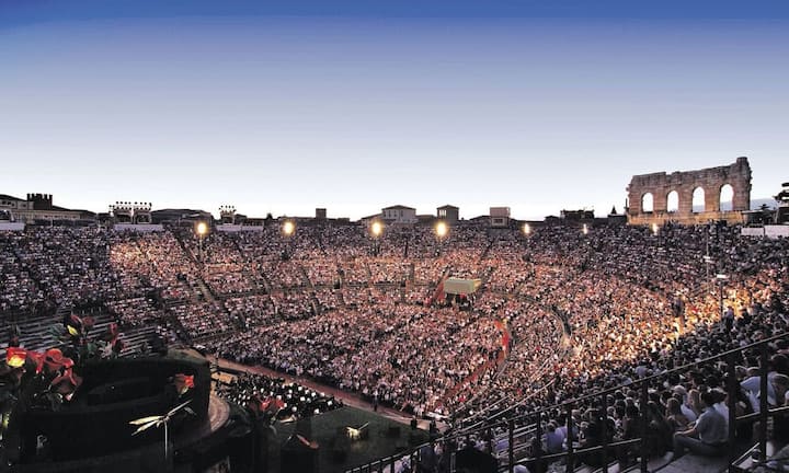 Verona - OperngenussVom 19. Juni bis 6. September 2015 erklingen fast allabendlich in der Arena di Verona Meisterwerke unter freiem Himmel. Opernliebhaber unter den Besuchern der Expo 2015 in Mailand können dank den neuen Open Tickets ganz bequem einen Abstecher nach Verona einplanen. Der Aufführungstag kann flexibel und individuell festgelegt werden.Open Ticket der tiefsten Kategorie ab 20 Euro