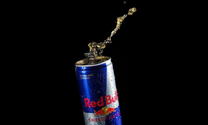 So allgegenwärtig die Werbung und das Sponsoring, so verschwiegen ist Red Bull zu Geschäftszahlen und Produktion. Und kaum einer weiss, dass Oberbulle Dietrich Mateschitz die halbe Welt mit seinem Energy Drink aus der Schweiz beliefert. Einblicke hinter die Kulissen einer ganz speziellen Firma: