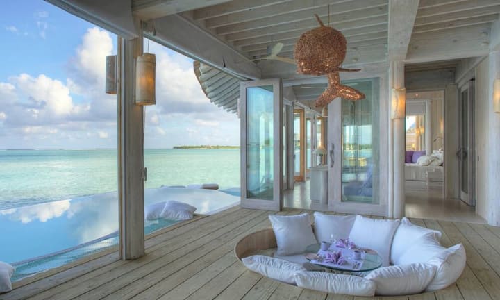 Platz 7:  Soneva Jani, MaledivenDer Neueinsteiger überrascht mit originellen Merkmalen wie dem ausfahrbaren Dach über dem Bett und beweist, dass Superluxus nicht auf Authentizität verzichten muss. Sonu und Eva Shivdasani ist mit dem Soneva Jani eine grossartige Weiterentwicklung ihres ebenfalls zauberhaften Inselresorts Soneva Fushi gelungen. Letzteres war vor 20 Jahren der Pionier des tropischen Eco-Chic. Stevie Mann