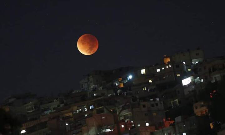 Rotes Sonnenlicht wird in der Erdatmosphäre stärker gebrochen als etwa blaues Licht. Deshalb fällt das rötliche Sonnenlicht auf den Vollmond und lässt ihn rötlich schimmern (Foto aus Syrien).