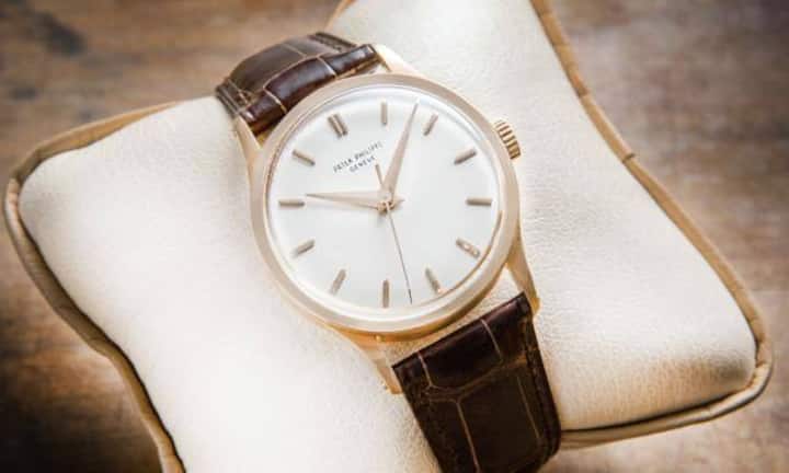 Patek Philippe 1976: Calatrava (Ref. 570) 
Bedeutende Referenz mit einer ungewöhnlichen Grösse. Durchmesser 36 Millimeter. Gehäuse in 18-Karat-Roségold. Versilbertes, matt satiniertes Zifferblatt mit aufgesetzten, lapidierten und polierten roségoldenen Stundenindizes. Nahezu neuwertiges Handaufzugwerk (Kaliber 27 SC). Mit Stempel Poinçon de Genève sowie mit Stammbuchauszug der Genfer Manufaktur. Preis: 39 800 Franken