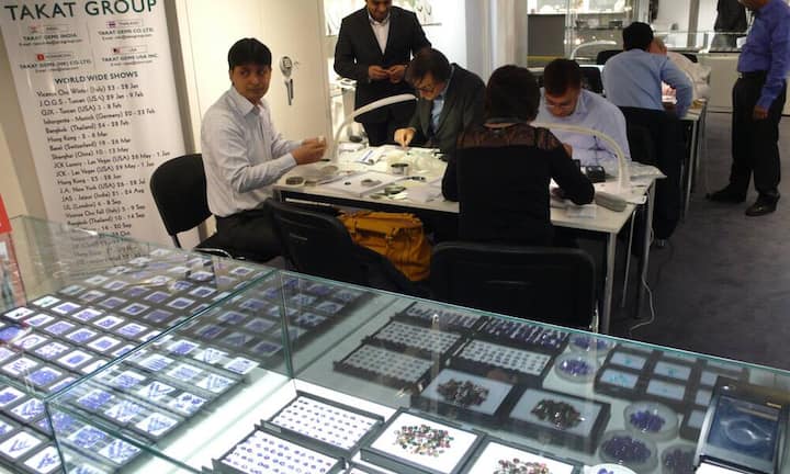 Reges Treiben bei einem Edelsteinhändler.