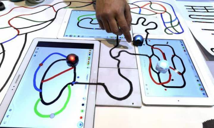 «Ozbot»
Diese weltweit kleinsten programmierbaren Roboter folgen den Linien. Das Spielzeug von Evollve begeistert Gross und Klein.