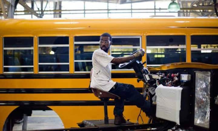 Trump will der US-Industrie zu einer Renaissance  verhelfen. Millionen von Stellen, welche ausgelagert wurden, sollen wieder in den USA angesiedelt werden. Bewerkstelligen will dies Trump unter anderem, indem er etwa das Nordamerikanische Freihandelsabkommen (Nafta) neu aushandelt.