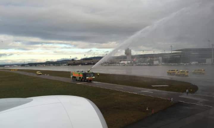 Kurz nach der Landung duschte die Feuerwehr das Flugzeug ab – zur Taufe.