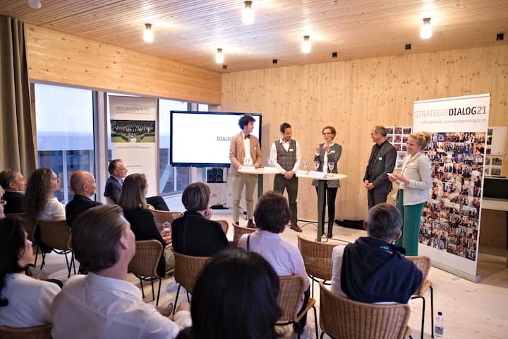 Paneldiskussion mit Nicola Forster, Gründer & Präsident, foraus Forum Aussenpolitik; Patrick Fischer, Coach der Eishockey-Nationalmannschaft; Mélanie Eppenberger, VRP, Toggenburg Bergbahnen AG; Daniel Fässler, Landammann Appenzell Innerrhoden; Nathaly Bachmann, Geschäftsführerin StrategieDialog21 & CEO, Essence Relations GmbH