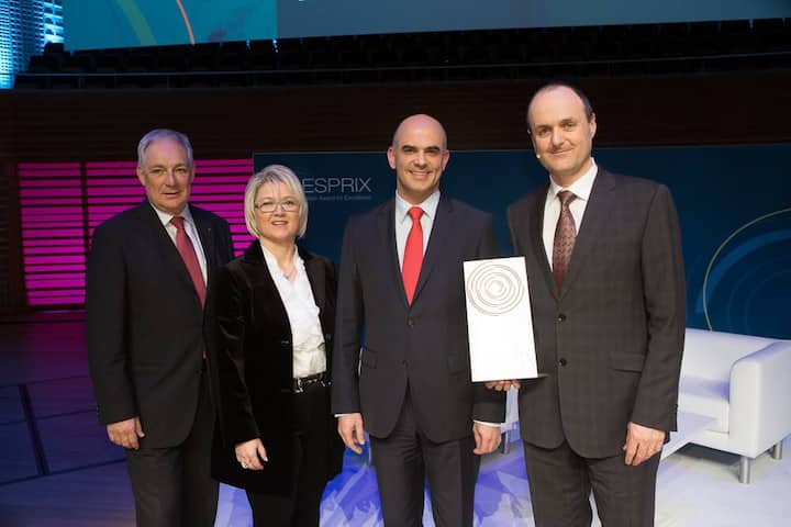 Ulrich Fricker, CEO, SUVA; Priska Wyser, Geschäftsführerin Stiftung ESPRIX; Bundesrat Alain Berset; Preisträger Rainer Deutschmann, Direktor Supply Chain Management, Manor AG