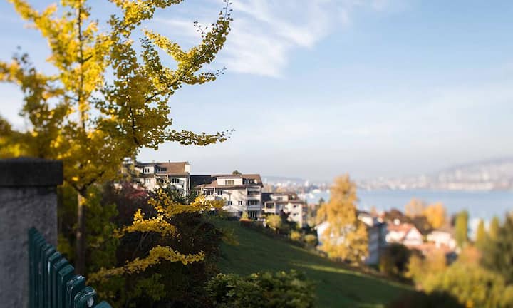 Obwohl Pfnüselküste, sind die Immobilienpreise in Kilchberg die höchsten aller Zürcher Seegemeinden. Sehr nahe an Zürich, aber der Steuersatz ist deutlich tiefer: