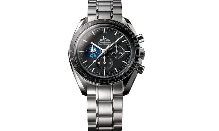 2003 - SnoopyIn lebensbedrohlicher Situation musste sich die Apollo-13-Crew auf ihre Speedmaster verlassen können – um auf Kurs zu bleiben. Dafür erhielt Omega den Snoopy Award der Astronauten. Das Modell Snoopy feiert den Anlass und wurde in limitierter Auflage produziert. Auf dem kleinen Sekunden-Zifferblatt und auf der Rückseite ist Snoopy im «Eyes on the stars»-Patch zu sehen.