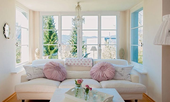 Kuschelecke: Das «Raffles»-Sofa vom Möbelhersteller de Padova fügt sich perfekt in die Erkernische ein. Das Couchtischchen und die pinken Kissen lassen sich gut damit kombinieren.