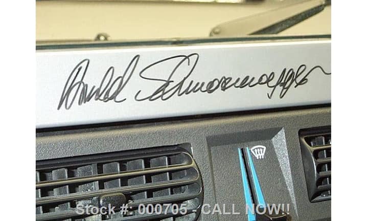 Arnold Schwarzenegger hinterliess seine Unterschrift mit schwarzem Edding.