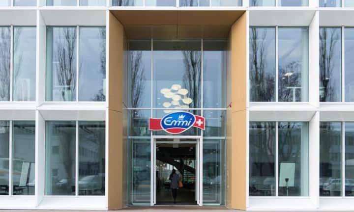 Emmi schliesst seine YoBars in Zürich und Luzern per Ende September 2017. Von dieser Schliessung sind fünf Vollzeit- und zehn Teilzeitmitarbeiter betroffen.