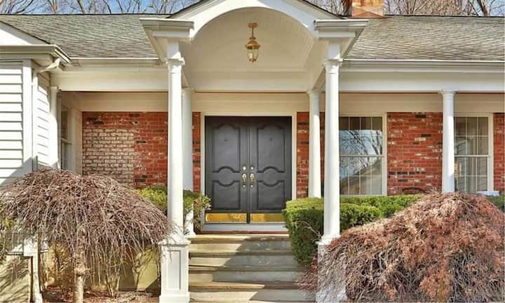 Das Grundstück ist mehr als 6000 Quadratmeter gross und grenzt direkt an das Anwesen, auf dem die aktuelle Clinton-Residenz steht.