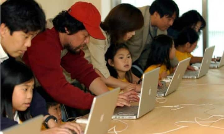 Digital EmpathySie benötigen die Fähigkeit, sich auch online in die Gefühle und Bedürfnisse ihrer Mitmenschen einzufühlen und folgerichtig zu handeln. Keystone, sofern nicht anders angegeben