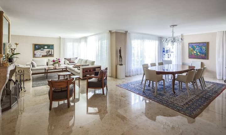 Die Raumeinteilung und die verwendeten Baumaterialien – etwa Bodenplatten mit Jura-Marmor – sorgen für ein harmonisches Wohngefühl. Vom Wohnzimmer mit dem offenen Cheminée aus hat der Bewohner freie Sicht in den Garten.