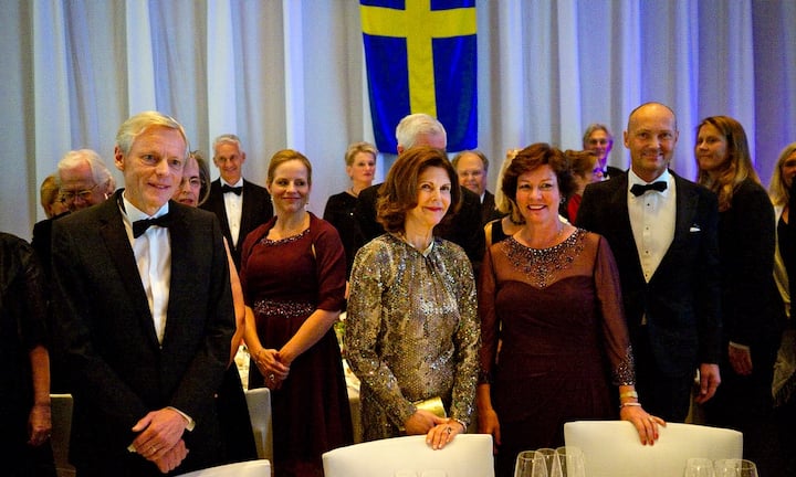 Unter der Schwedischen Fahne:
Anders Jonsson, ex-ABB-Manager, advisor Triton;
Königin Silvia von Schweden;
Marianne Bernadotte, Mitglied der königlichen Familie;
Magnus Hartog-Holm, Schwedischer Botschafter in der Schweiz