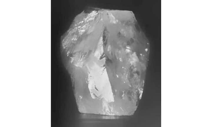 Der grösste je gefundene Diamant «Cullinan» wog gar 3106 Karat. 1905 wurde er in Südafrika geschürft. Den Rohdiamanten spalteten Juweliere in 105 Einzelsteine, die neun grössten darunter wurden für die britischen Kronjuwelen verwendet. Der grösste Teildiamant trägt den Namen «Der grosse Stern von Afrika» und wiegt 530,2 Karat. Der zweitgrösste von immerhin noch 317,4 Karat wird entsprechend «Kleinerer Stern von Afrika» genannt.Wikicommons